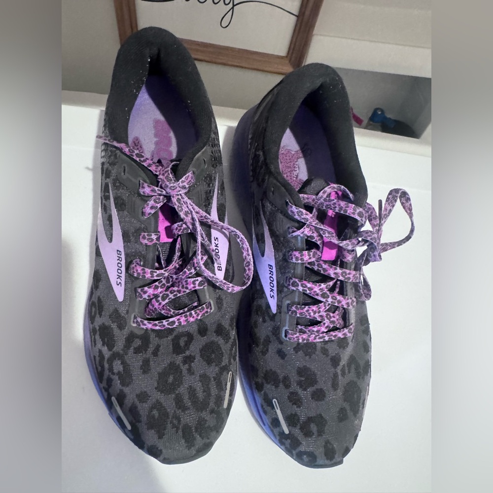 Brooks Ghost 14 in the "Electric Cheetah Run Wild" color - Picture 3 of 4